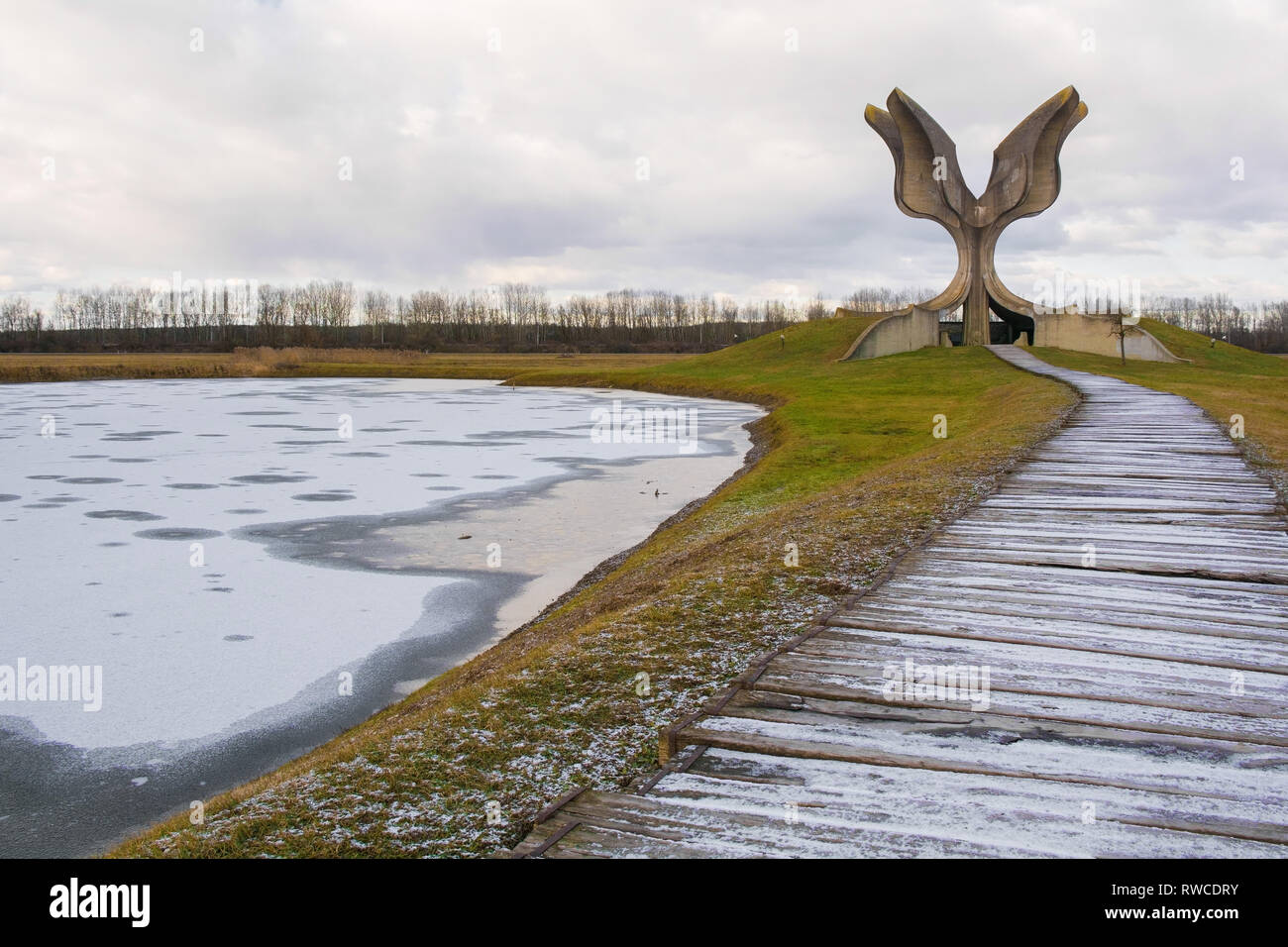 Jasenovac, Kroatien - 3. Januar 2019. Die steinerne Blume, ein Jugoslawien ära Kriegerdenkmal auf dem Gelände der ehemaligen Konzentrationslager Jasenovac Stockfoto