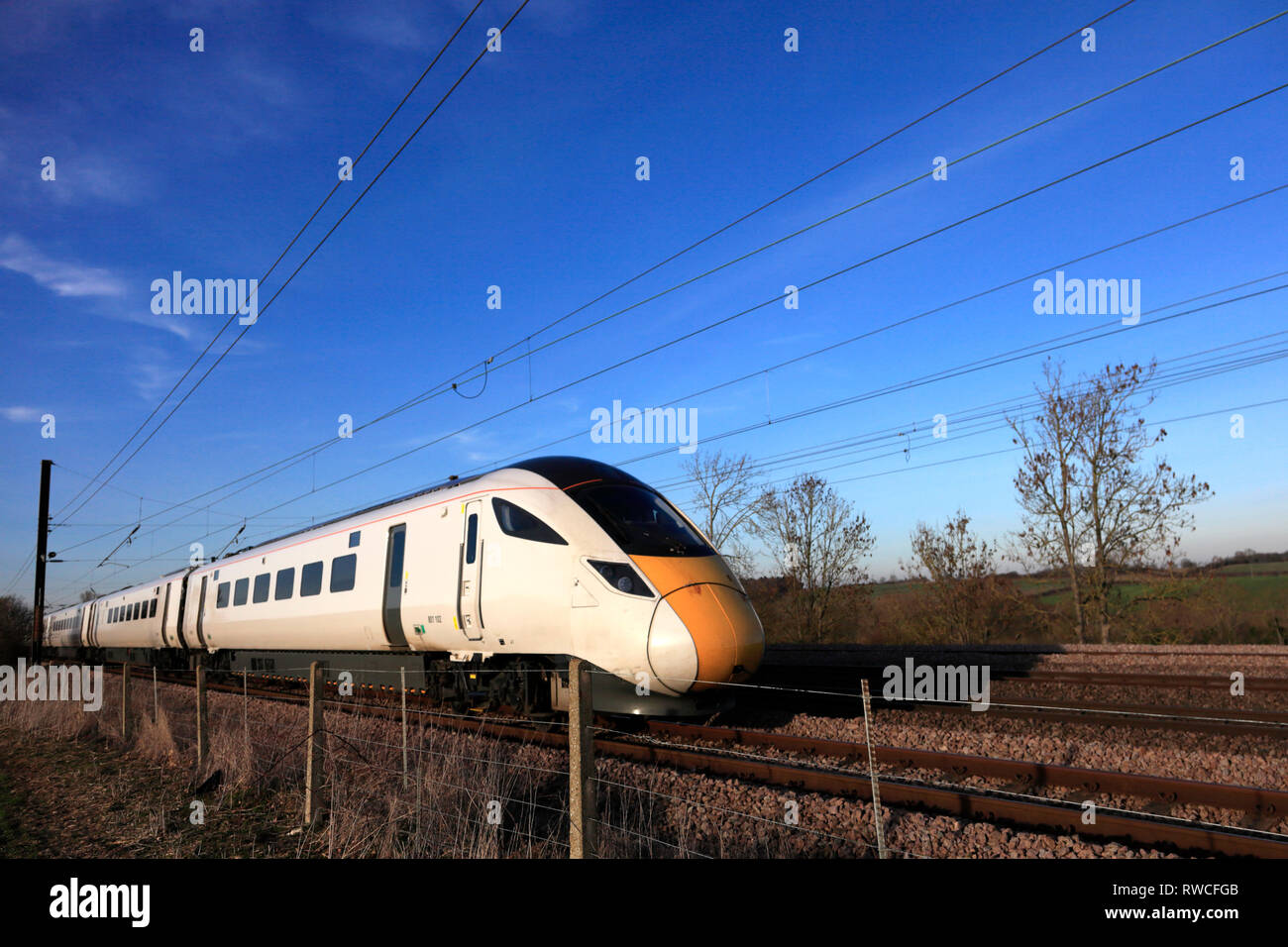 LNER Azuma Zug, Klasse 800, East Coast Main Line Eisenbahn, in der Nähe von carlby Dorf, Lincolnshire, England, Großbritannien Stockfoto