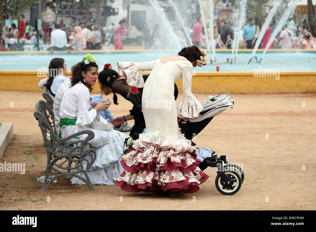 Frauen gekleidet in traditionellen Kostümen und genießen auf der Cordoba. Cordoba, Andalusien Spanien Europa. Redaktionelle Verwendung. - Bild Stockfoto