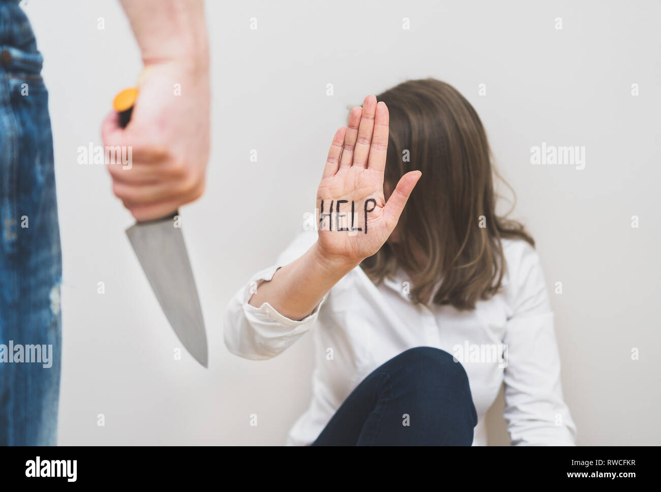 Mann mit Messer zu seiner Frau zu kommen. Home Gewalt Konzept. Stockfoto