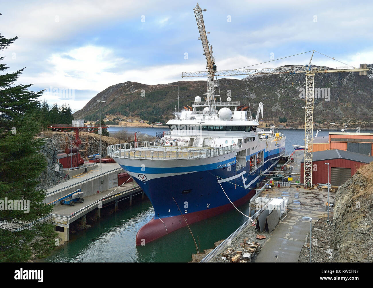 Eine seismische Forschungsschiff, das ozeanische Endeavour ist wieder im Trockendock nach dem Anbringen am Batbygg Werft in Maloy, Norwegen durchgemacht schwebte Stockfoto