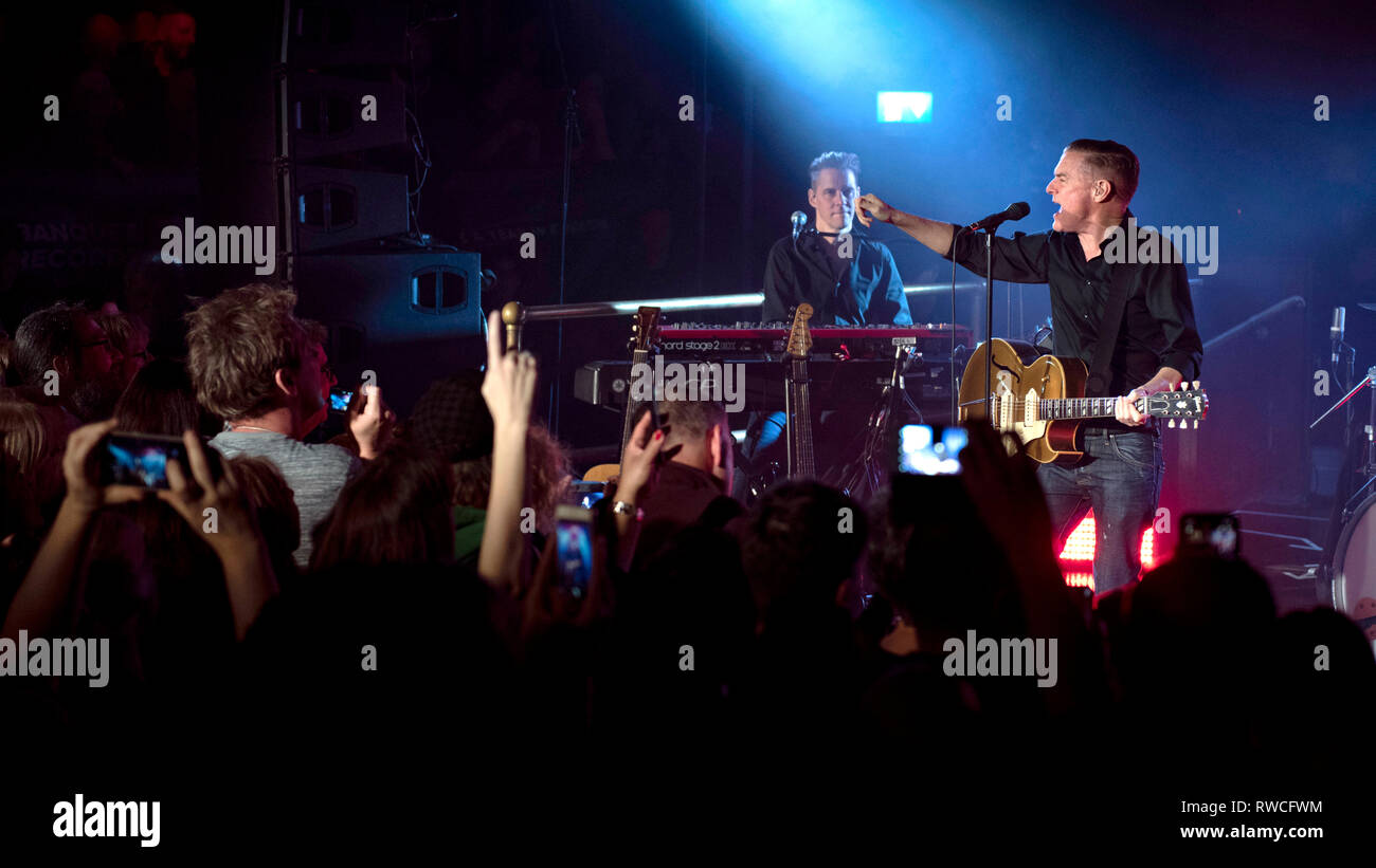 Bryan Adams Anfang der Show an Pryzm. Stockfoto