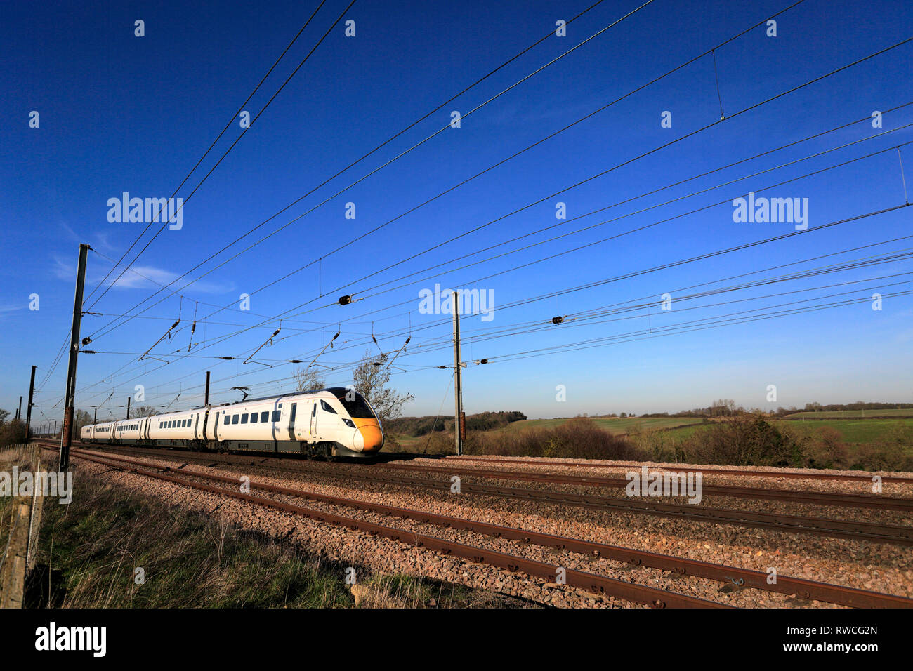 LNER Azuma Zug, Klasse 800, East Coast Main Line Eisenbahn, in der Nähe von carlby Dorf, Lincolnshire, England, Großbritannien Stockfoto