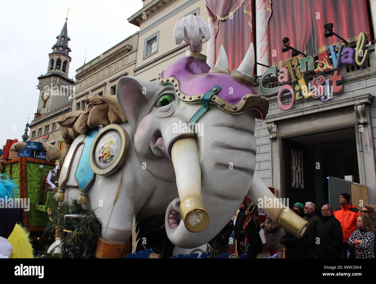 AALST, Belgien, 4. März 2019: Eine der bunten Tier Festwagen während der jährlichen Karnevalsumzug in Aalst. Stockfoto