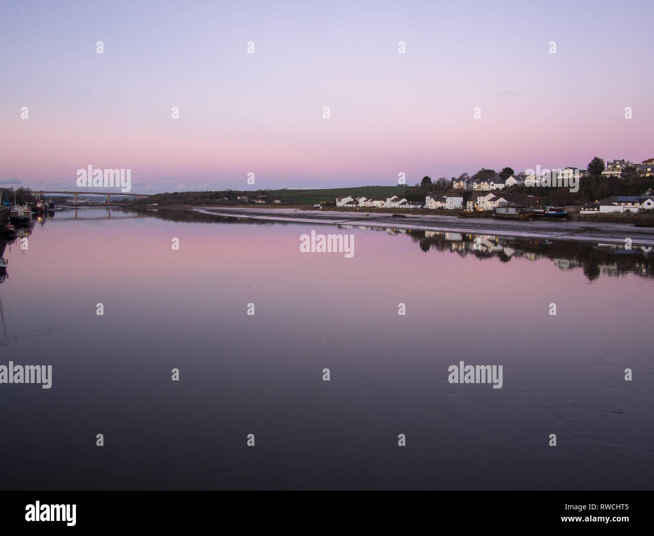 Den schönen Fluss Torridge durch die reizvolle Altstadt von Bideford Devon Stockfoto