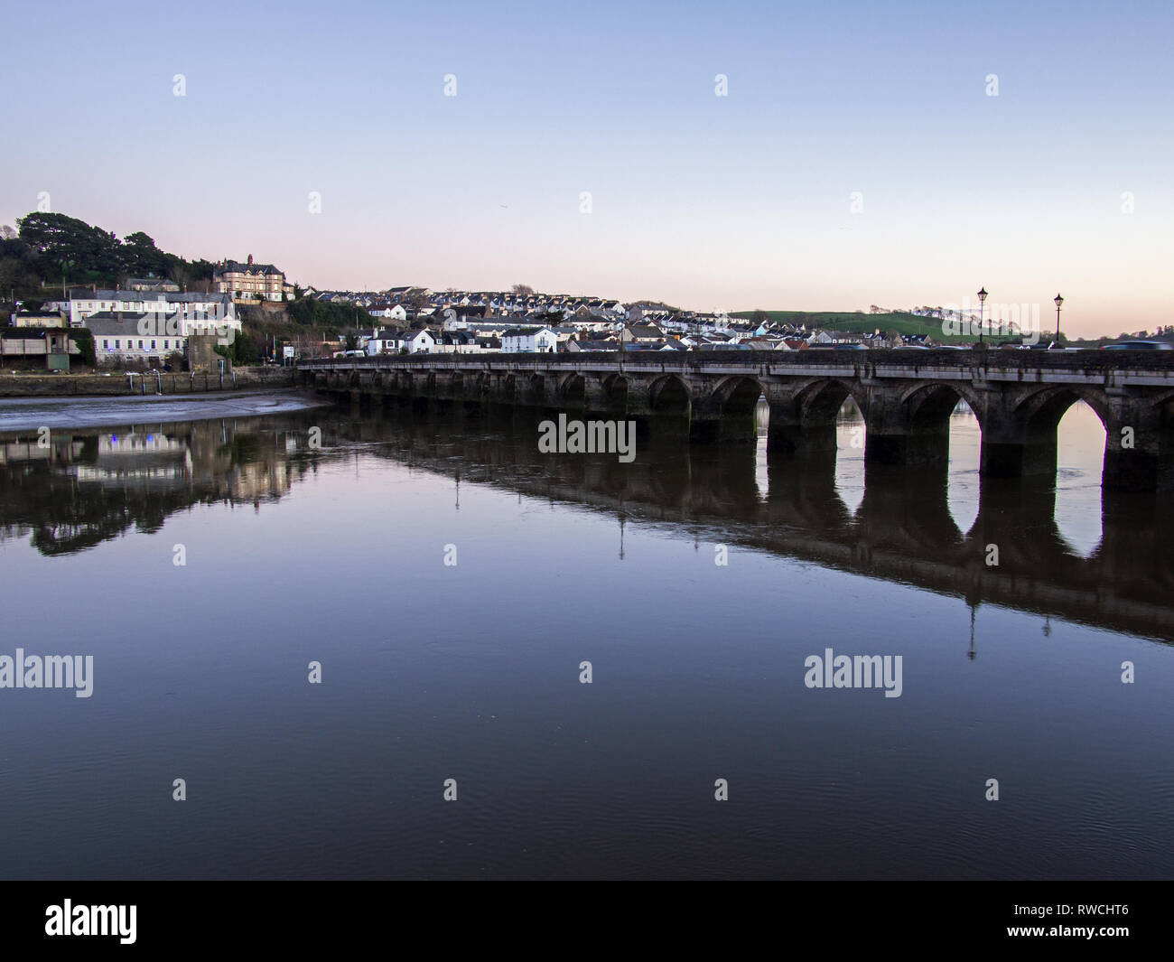 Den schönen Fluss Torridge durch die reizvolle Altstadt von Bideford Devon Stockfoto
