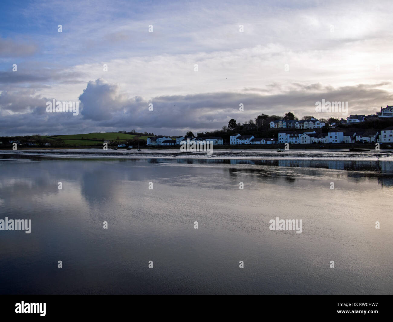 Den schönen Fluss Torridge durch die reizvolle Altstadt von Bideford Devon Stockfoto