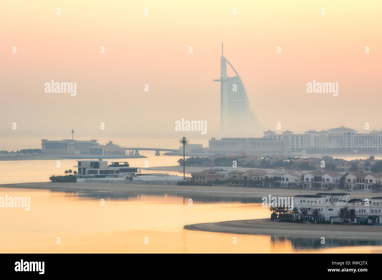 Hotel Burj Al Arab in Dubai auf den Morgen. Stockfoto