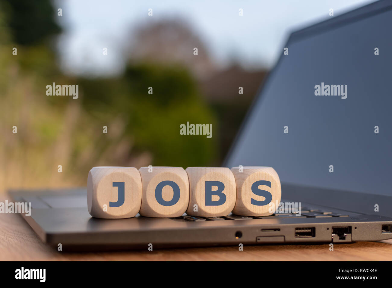 Würfel platziert auf einem Notebook Form das Wort "Arbeitsplätze". Stockfoto