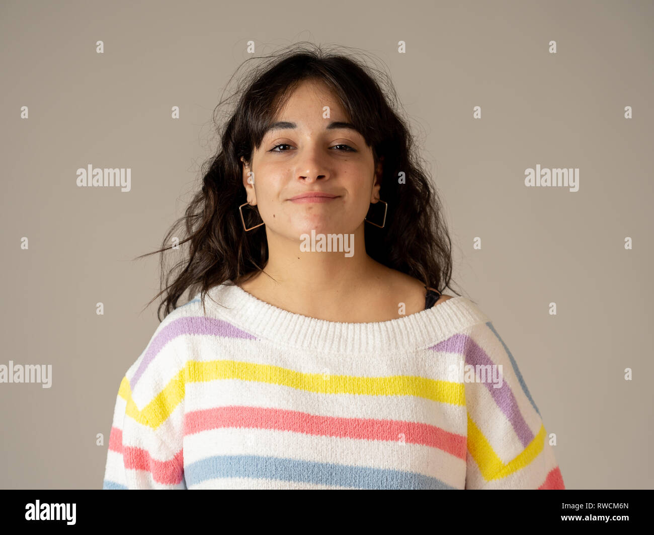 Close up Portrait von attraktiven jungen kaukasischen Frau mit glücklichen Gesicht und schönes Lächeln. Auf neutralem Hintergrund In die Menschen isoliert, positiven menschlichen Fa Stockfoto Close up Portrait von attraktiven jungen kaukasischen Frau mit glücklichen Gesicht und schönes Lächeln. Auf neutralem Hintergrund In die Menschen isoliert, positiven menschlichen Fa Stockfoto