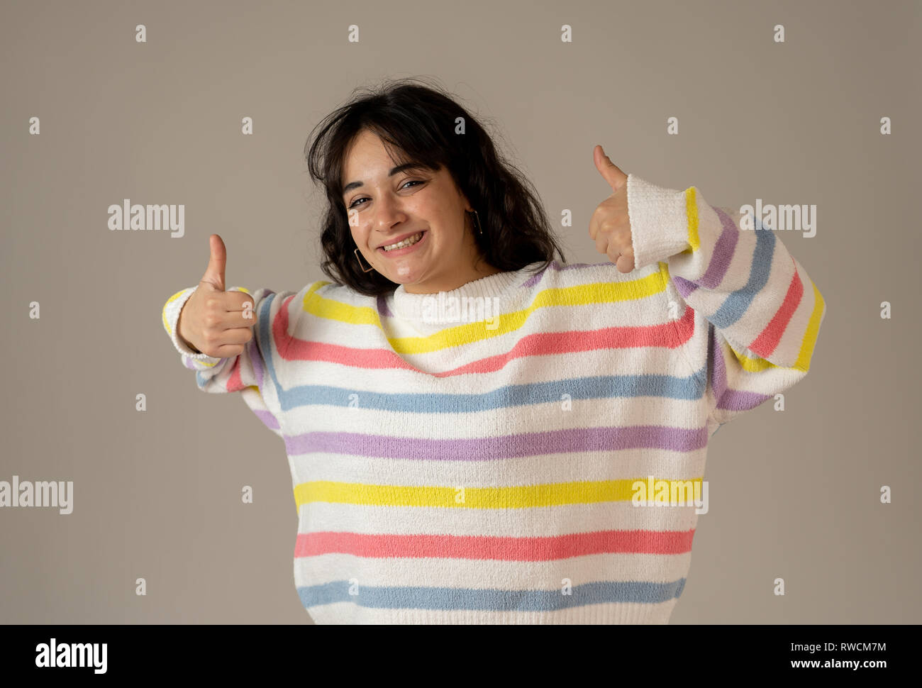 Close up Portrait von attraktiven jungen kaukasischen Frau mit glücklichen Gesicht und schönes Lächeln. Auf neutralem Hintergrund In die Menschen isoliert, positiven menschlichen Fa Stockfoto