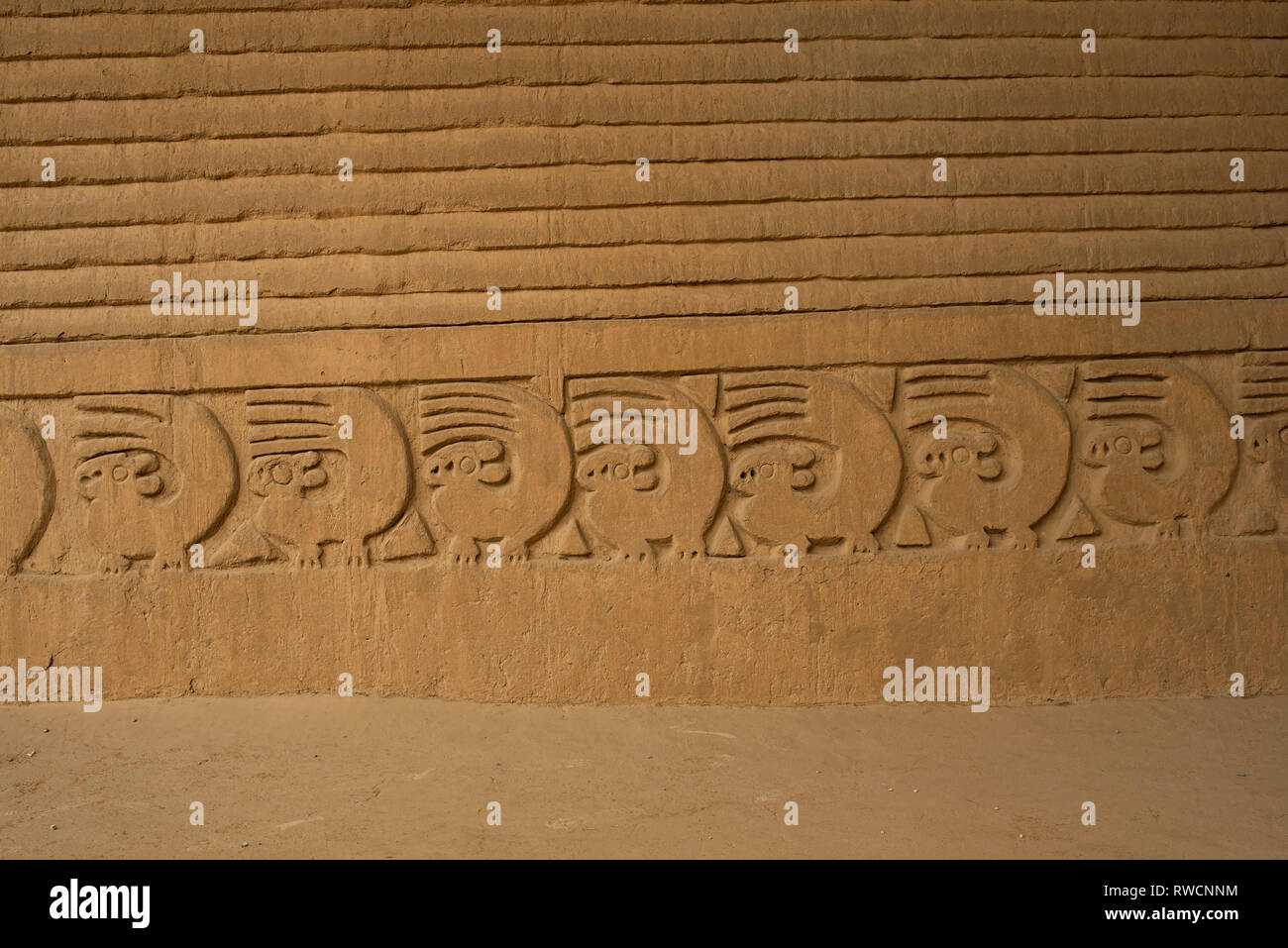 Entlastung der zoomorphe Figuren auf Adobe Wand. Chan Chan, der alten Hauptstadt des Chimú Königreich, UNESCO-Welterbe. Trujillo, Peru. Jun 2018 Stockfoto