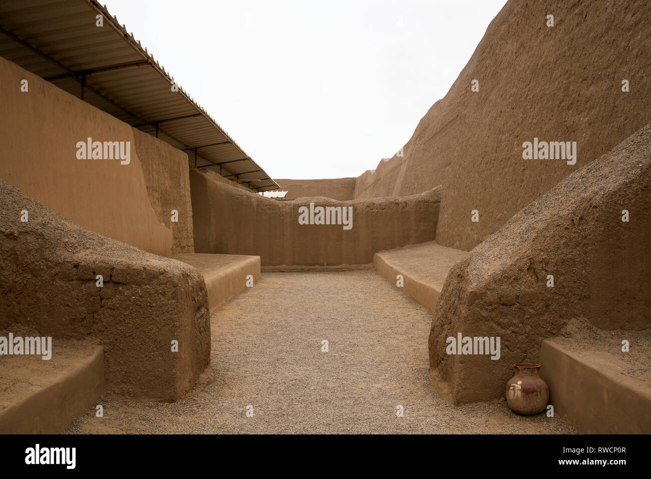 Adobe Mauern der Stadt Chan Chan, der Hauptstadt des Chimú Königreich. Chan Chan archäologische Stätte, UNESCO-Welterbe. Trujillo, Peru. Jun 2018 Stockfoto