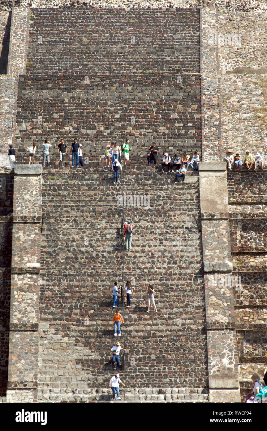 Eine Gruppe von Touristen klettern die steilen Treppen auf der Mondpyramide in Teotihuacan, Mexiko Stockfoto