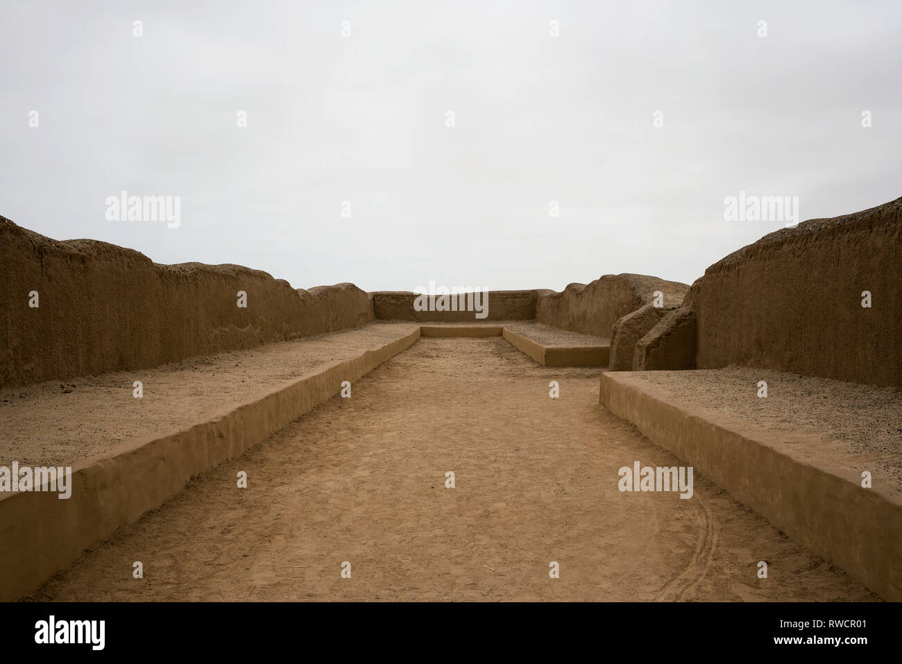 Adobe Mauern der Stadt Chan Chan, der Hauptstadt des Chimú Königreich. Chan Chan archäologische Stätte, UNESCO-Welterbe. Trujillo, Peru. Jun 2018 Stockfoto