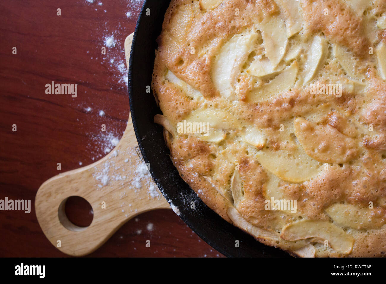 Charlotte pie Pan. Apfelkuchen. Hausgemachte backen. Zu Hause kochen. Gusseiserne Pfanne. Stockfoto