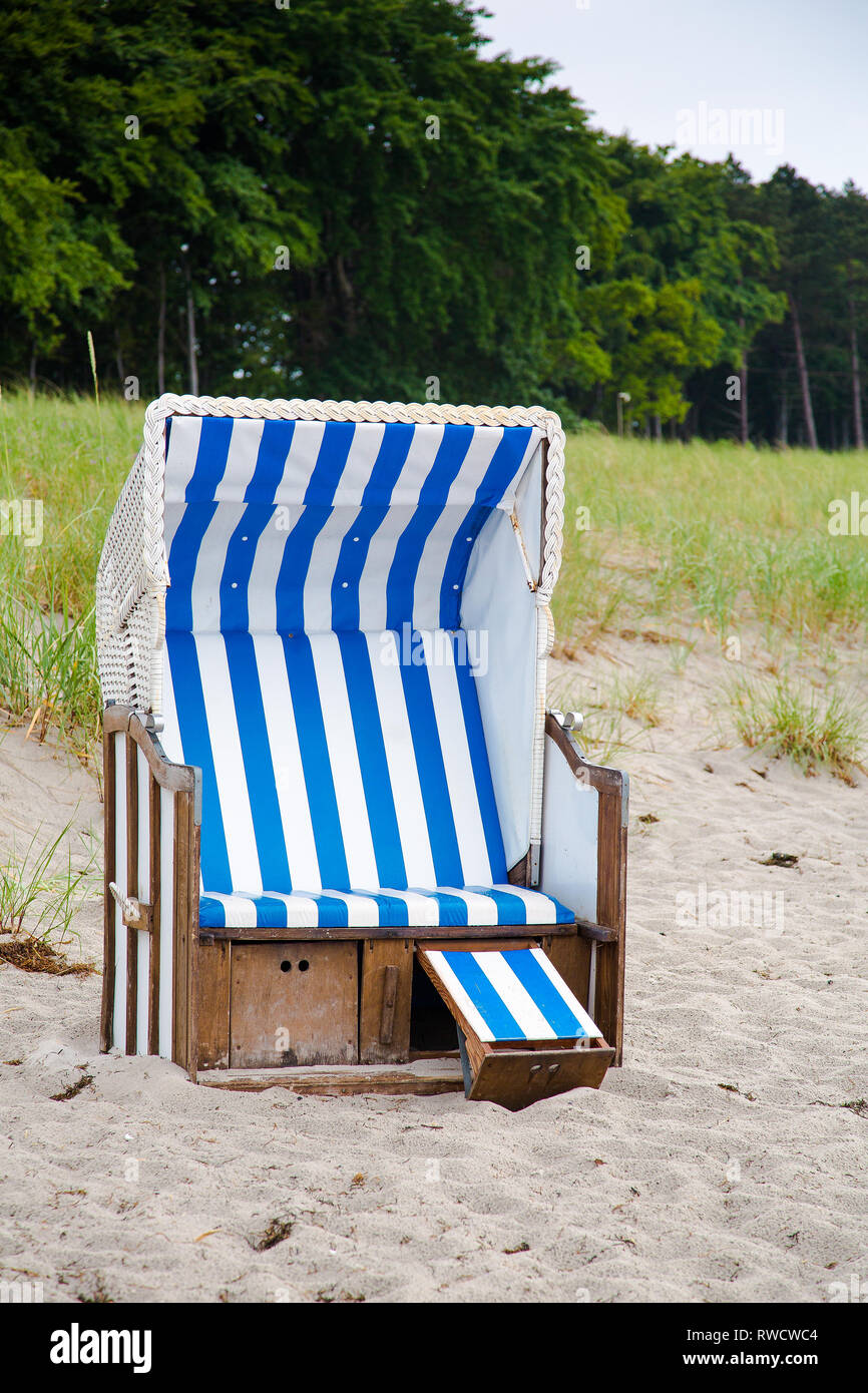 Wicker hooded Liege in den Sand am Strand der Ostsee Stockfoto