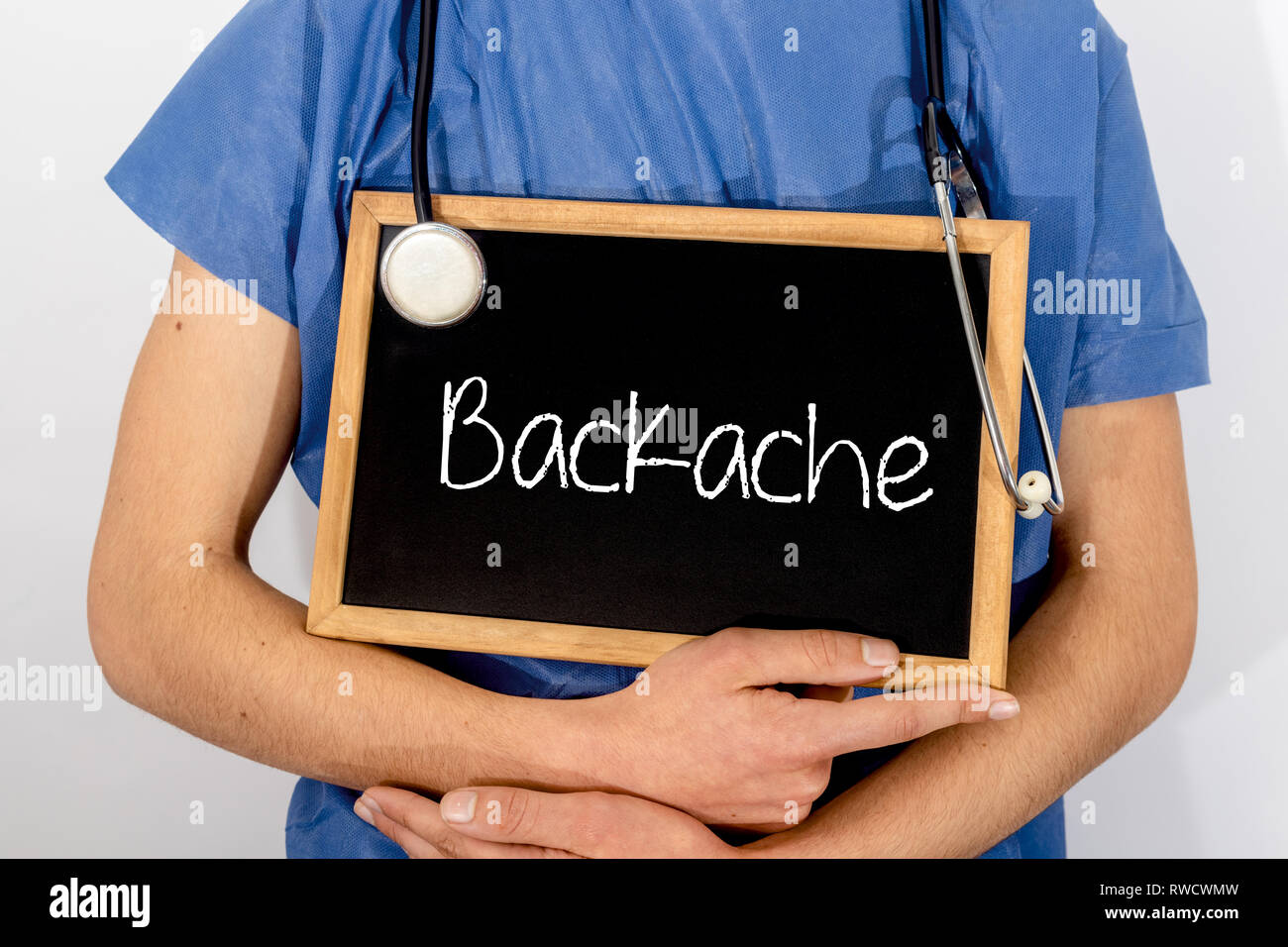 Arzt zeigt Informationen über blackboard: Rückenschmerzen. Medizinisches Konzept. Stockfoto
