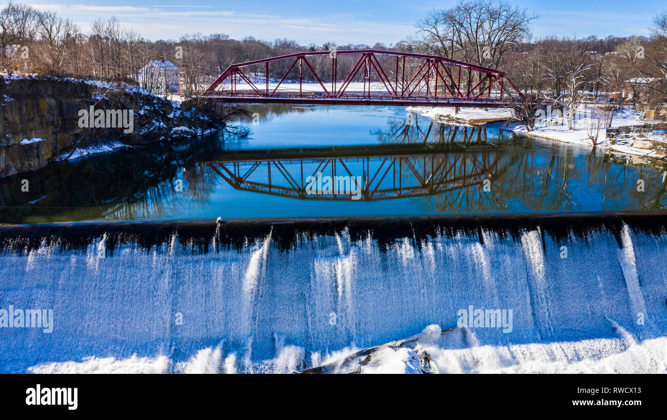 Brücke über Esopus Creek, Wasserfall, Saugerties, Ulster County, NY, USA Stockfoto