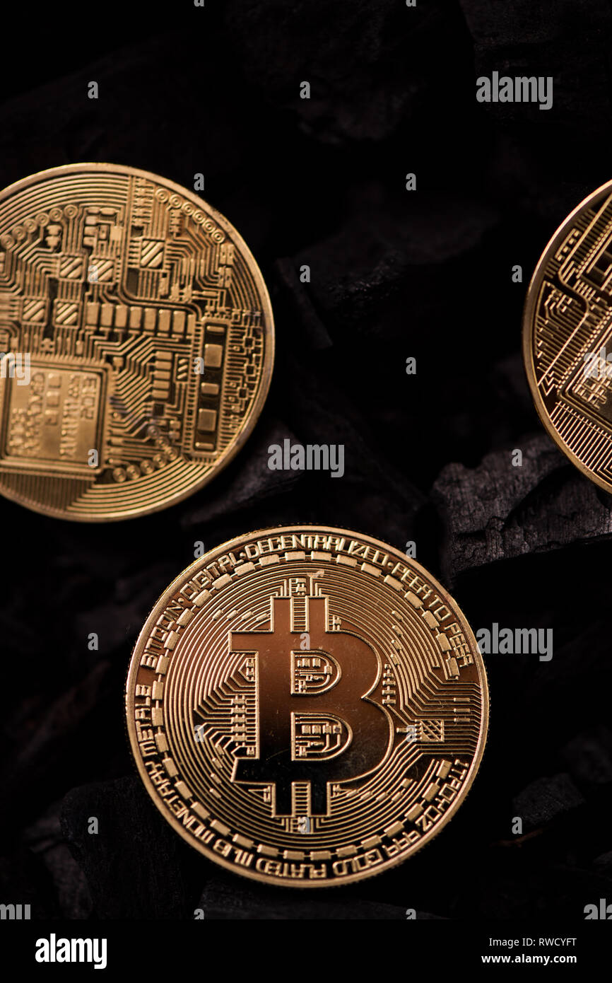 Bitcoin Mining Konzept. Bitcoin cuurency auf Holzkohle Stockfoto