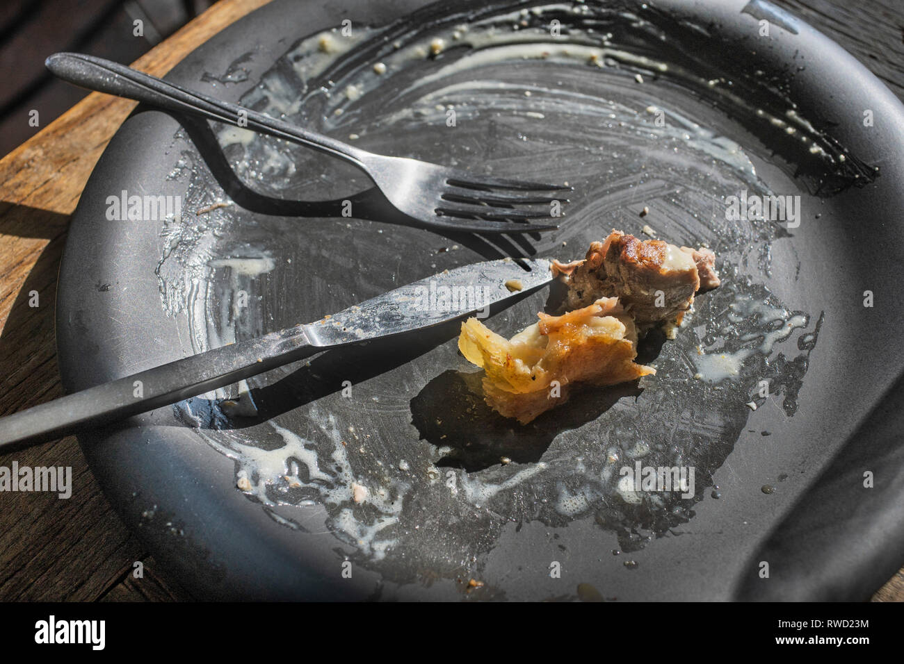 Eine schmutzige Teller nach dem Essen mit Messer und Gabel Stockfoto