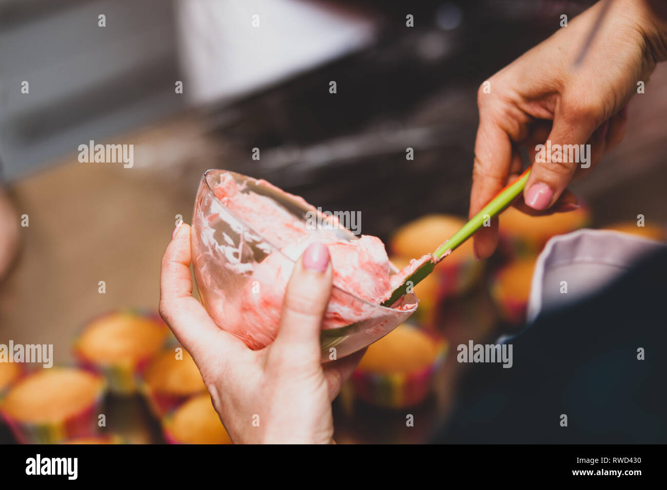 Zubereitung von Kuchen und Karneval Gebäck mit amerikanischen Rezepten. Stockfoto