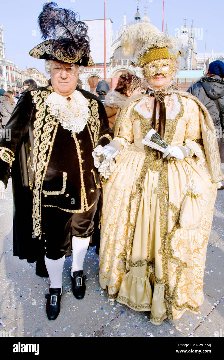 Dressing up und tragen Kostüm auf der Venedig festival, Karneval, in St Mark's Square Stockfoto