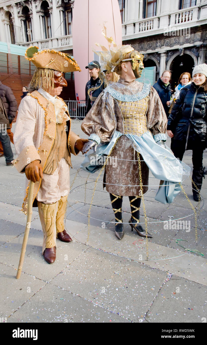 Dressing up und tragen Kostüm auf der Venedig festival, Karneval, in St Mark's Square Stockfoto