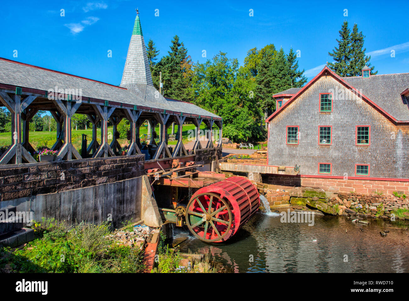 Mühle und überdachte Brücke, Hunter River, Prince Edward Island, Kanada Stockfoto