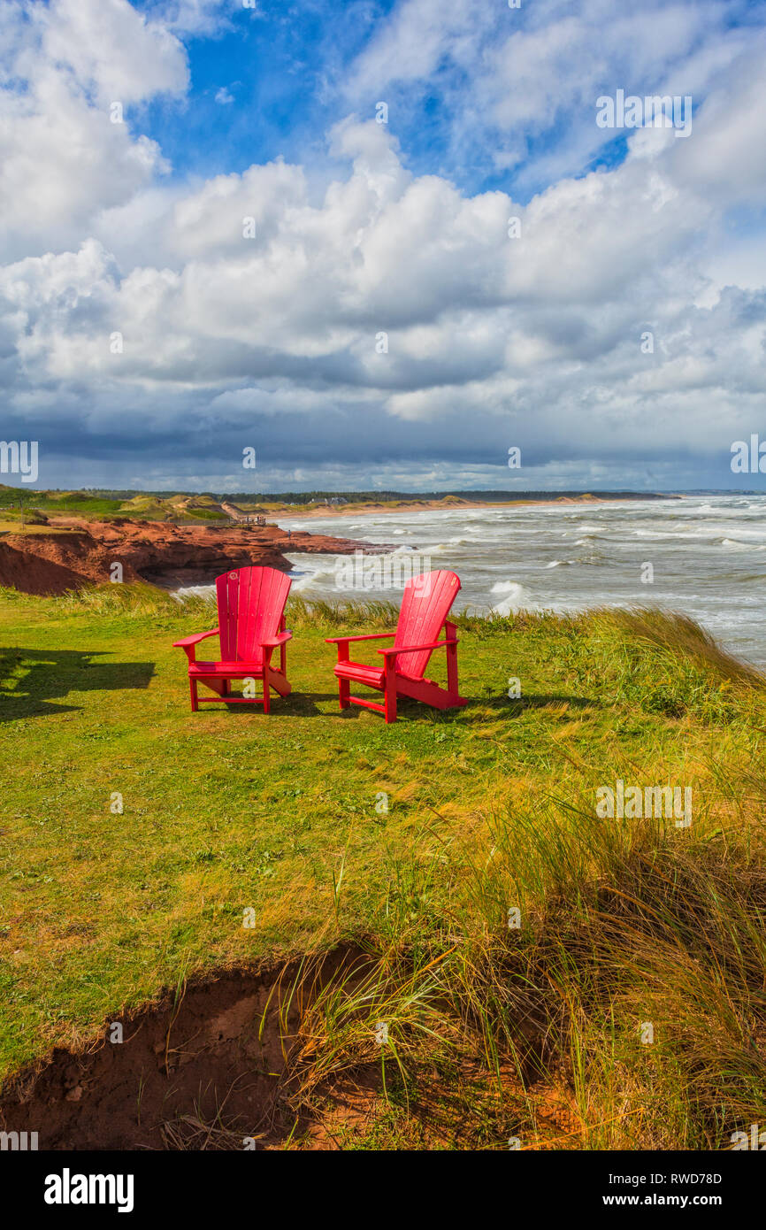 Adirondack Stühle, Cavendish, Prince Edward Island National Park, Prince Edward Island, Kanada Stockfoto