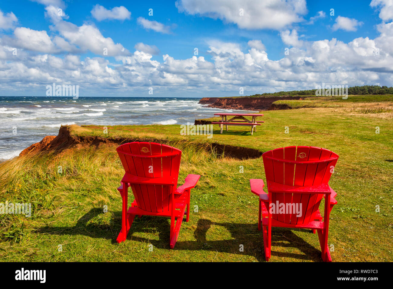 Adirondack Stühle, Cavendish, Prince Edward Island National Park, Prince Edward Island, Kanada Stockfoto