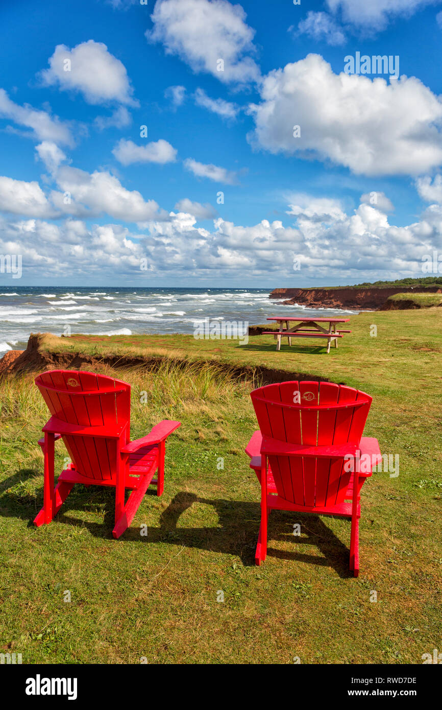 Adirondack Stühle, Cavendish, Prince Edward Island National Park, Prince Edward Island, Kanada Stockfoto