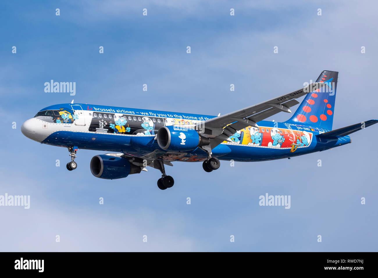 Brussels Airlines Airbus A320 Aerosmurf-Jet-Flugzeug OO-SND landet am Flughafen London Heathrow, Großbritannien. Sonderregelung für Schlumpf Stockfoto