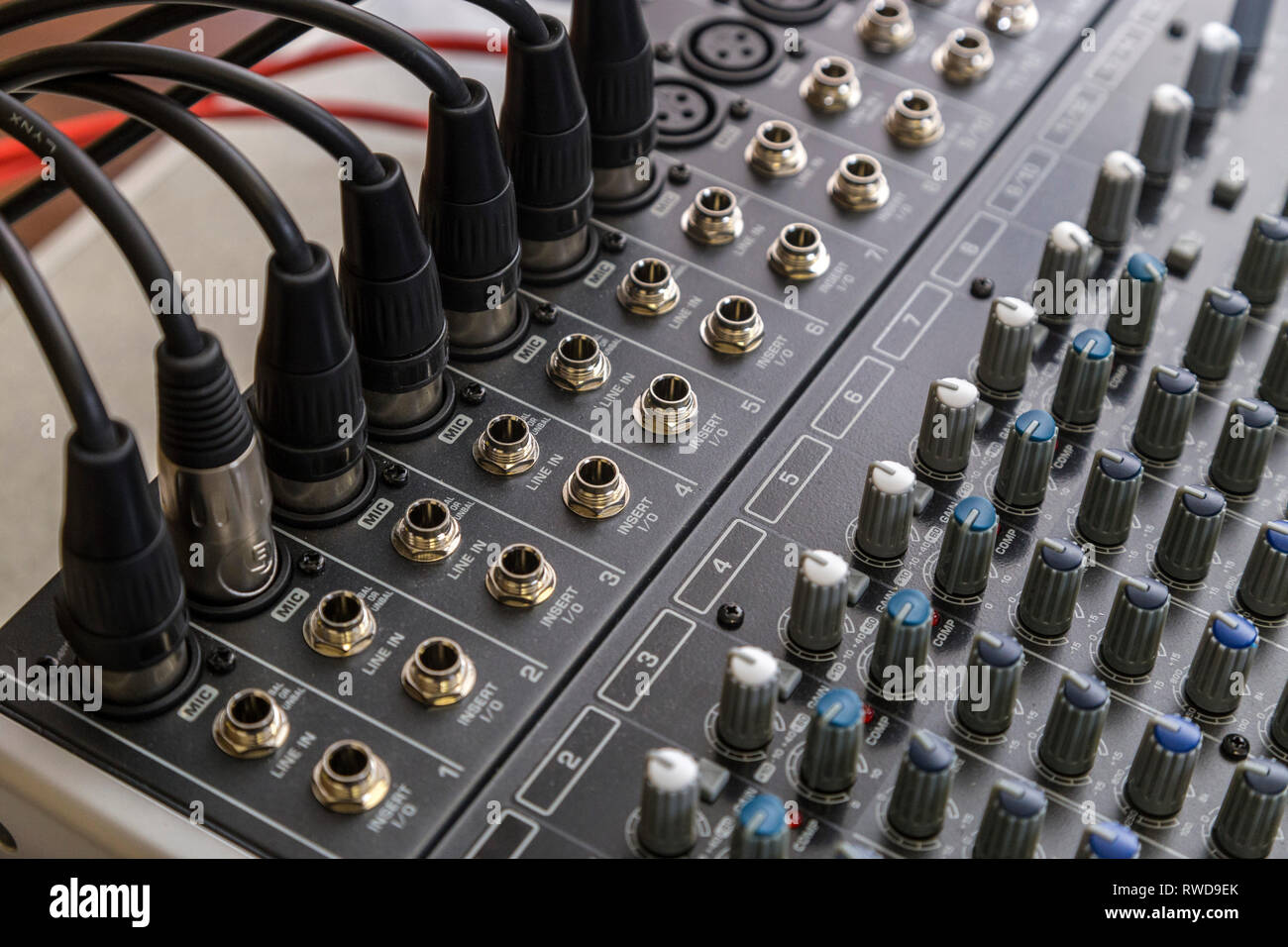 Audio-Sound-Mixpult mit 7 xlr-Mikrofoneingängen in Verwendung Stockfoto