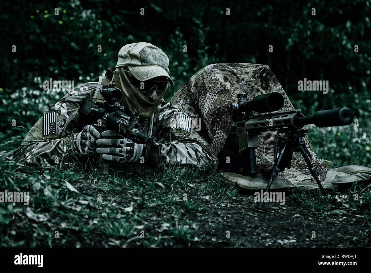 Sniper und Spotter der Grünhelme U.S. Army Special Forces Group in Aktion. Stockfoto