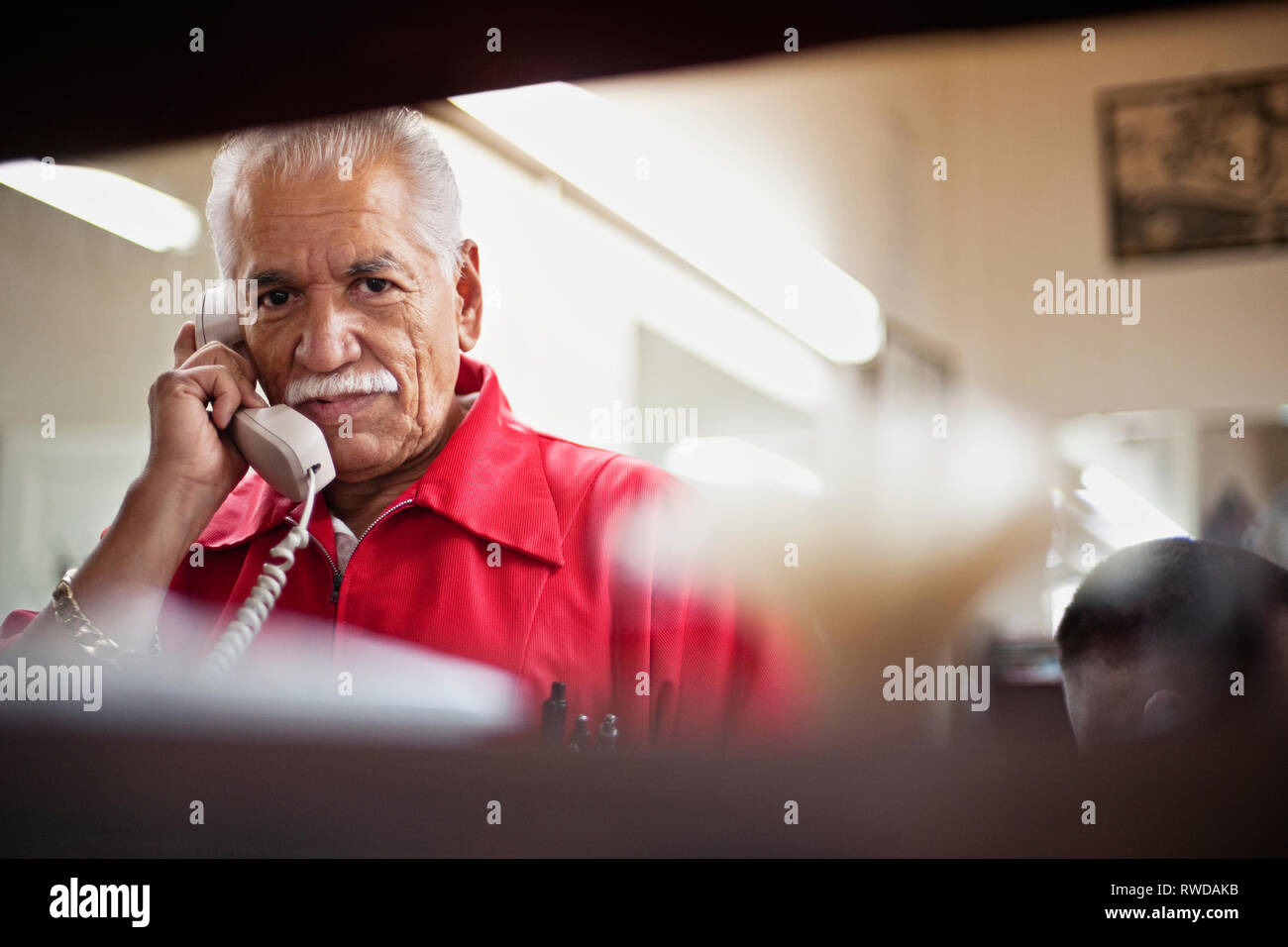 Ältere Menschen bei der Arbeit Stockfoto