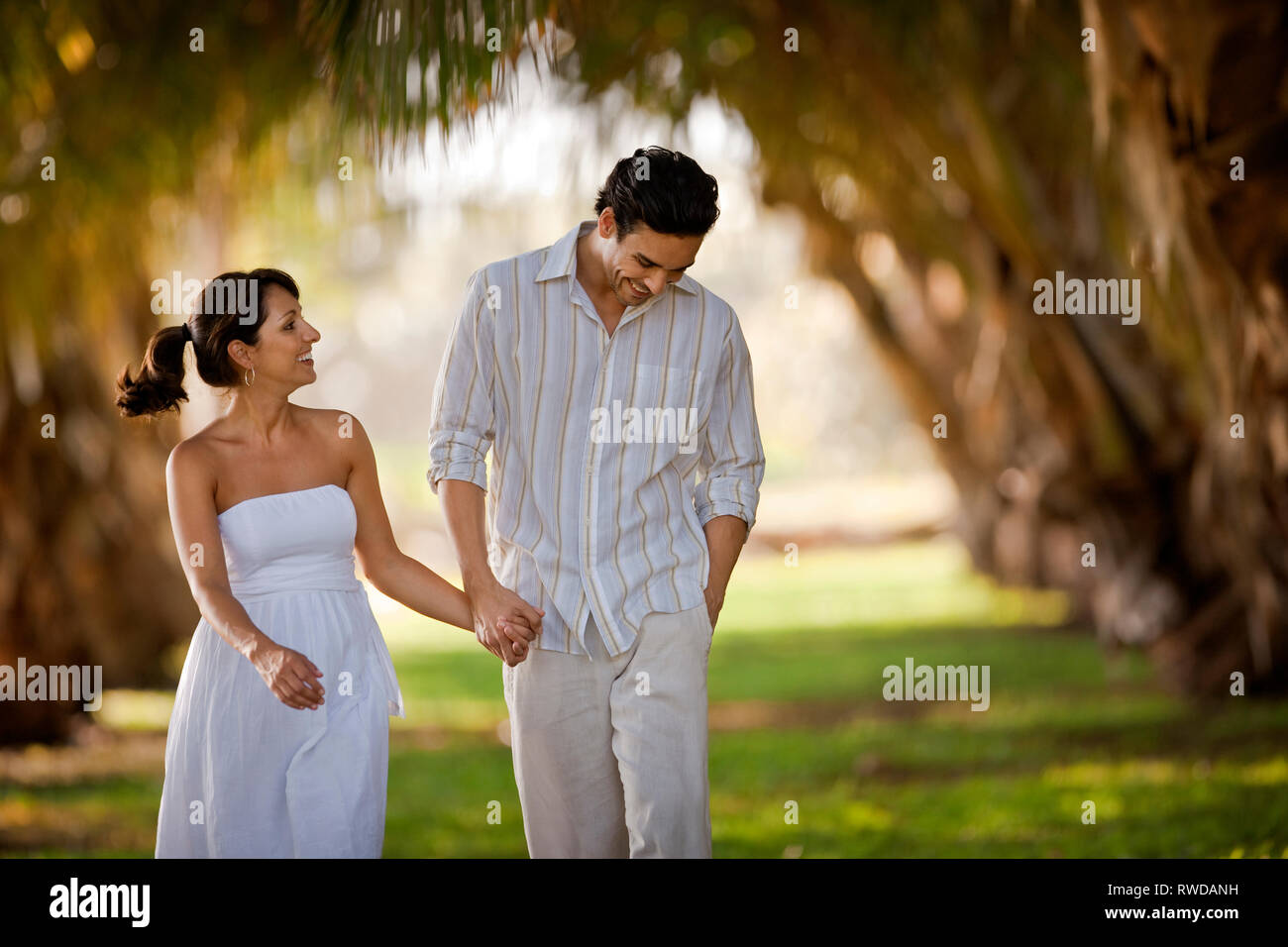 Paar halten Hände im park Stockfoto