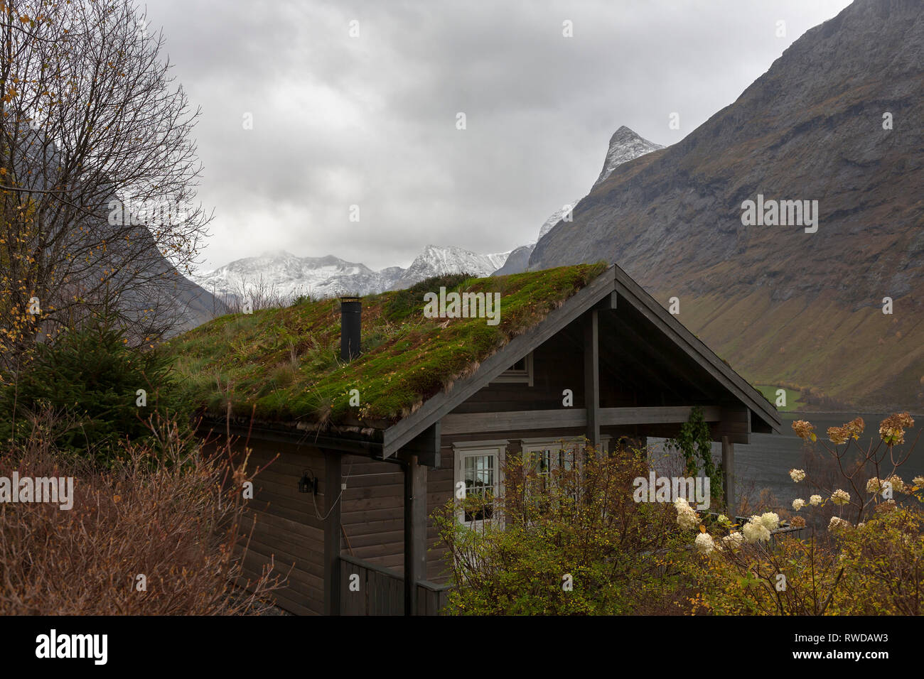 Chalet mit Wohnzimmer Dach, Urke, Valen, Møre og Romsdal, Norwegen Stockfoto