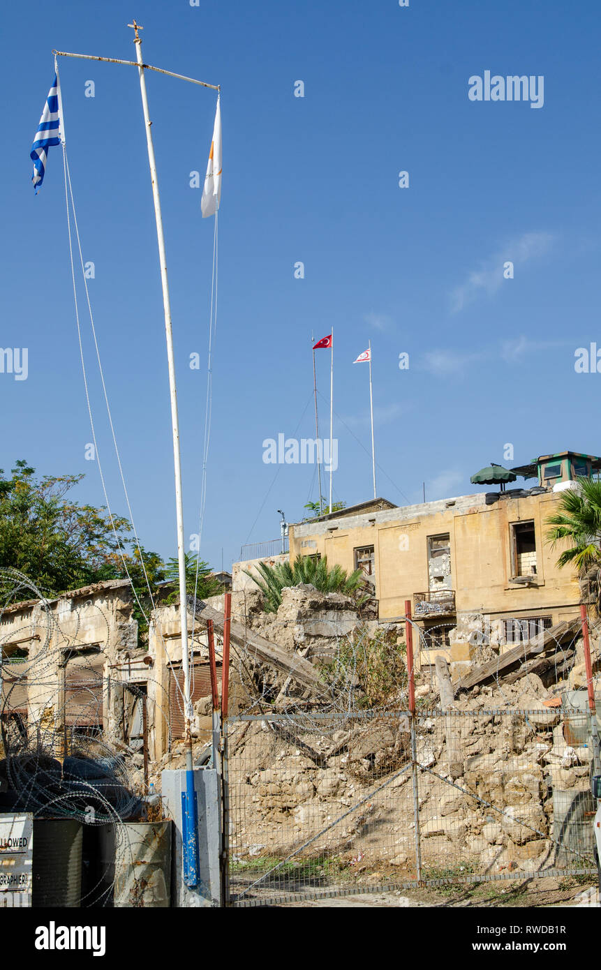 Stacheldraht und ein Sentry Post mit Flaggen im Hintergrund bei den Vereinten Nationen Pufferzone grüne Linie im geteilten Nikosia, der Hauptstadt der Insel von C Stockfoto