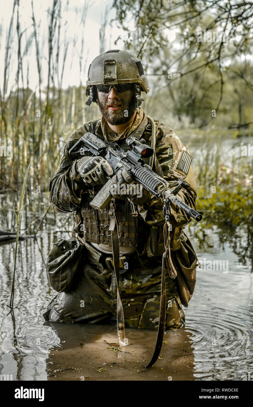 Grüne Barette U.S. Army Special Forces Group Soldat in Aktion. Stockfoto
