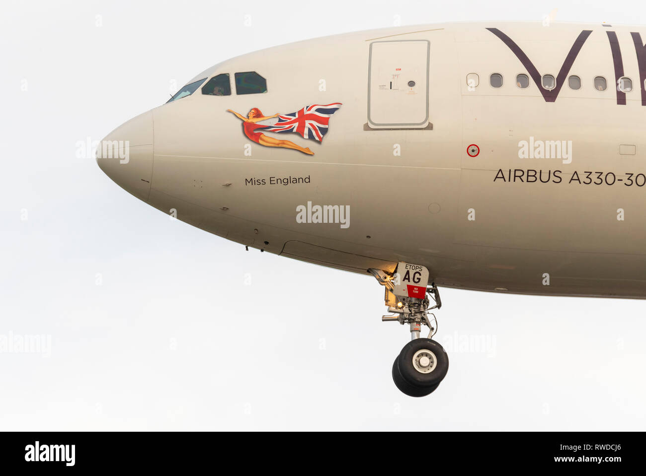 Nose of Virgin Atlantic Airbus A330 Jet-Flugzeug namens Miss England bei Landung am Flughafen London Heathrow, Großbritannien Stockfoto