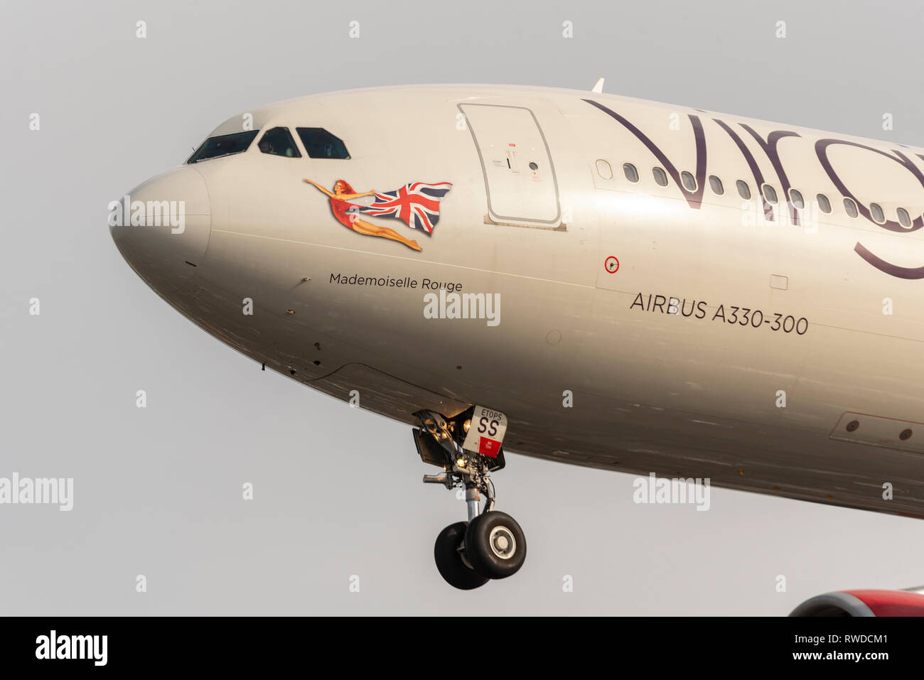 Nose of Virgin Atlantic Airbus A330 Jet-Flugzeug namens Mademoiselle Rouge bei Landung am Flughafen London Heathrow, Großbritannien Stockfoto