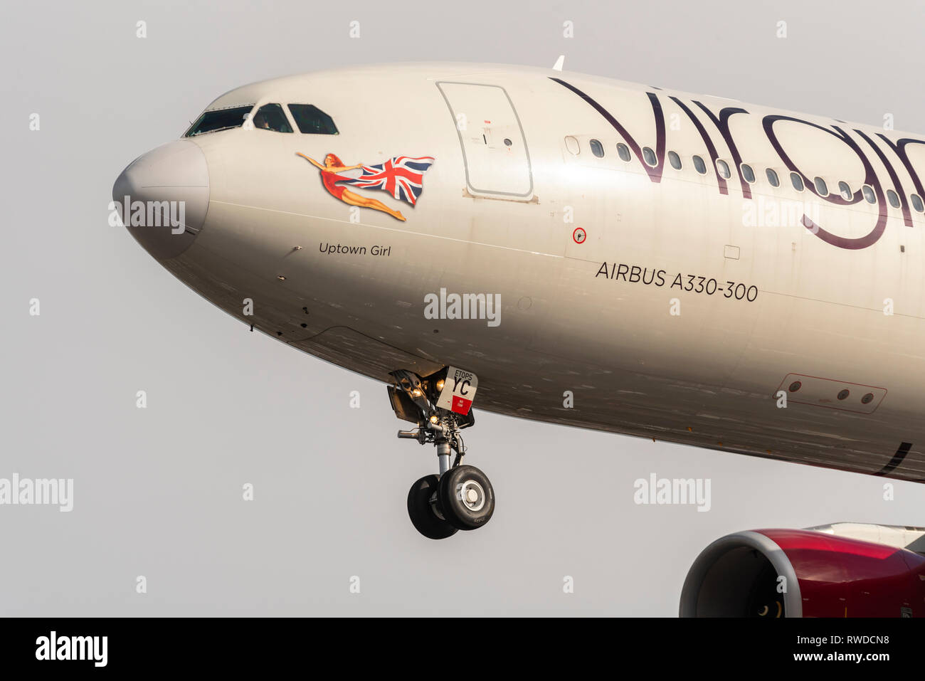 Nose of Virgin Atlantic Airbus A330 Jet Airliner Flugzeug namens Uptown Girl bei Landung am Flughafen London Heathrow, Großbritannien Stockfoto