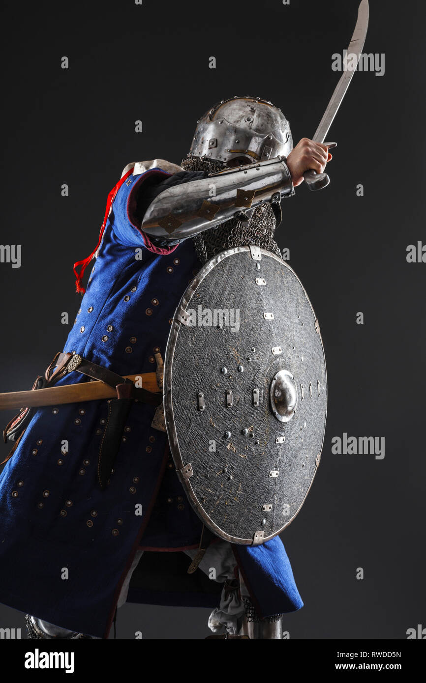 Mongolische Horde Krieger in Rüstung, Holding traditionelle Säbel. Stockfoto