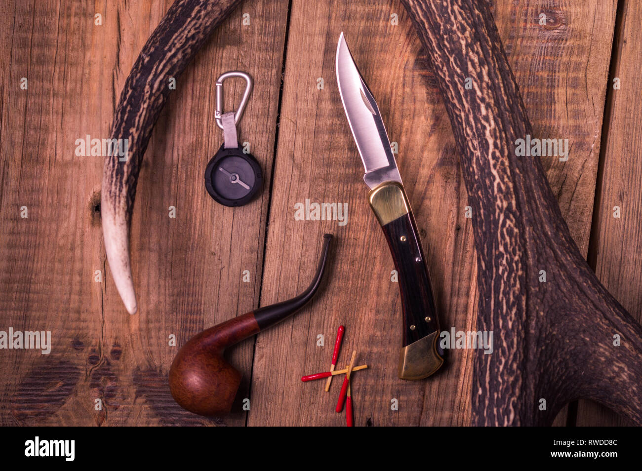 Dinge, die Jäger. Zubehör und Werkzeuge des Jägers. Ansicht von oben  Stockfotografie - Alamy