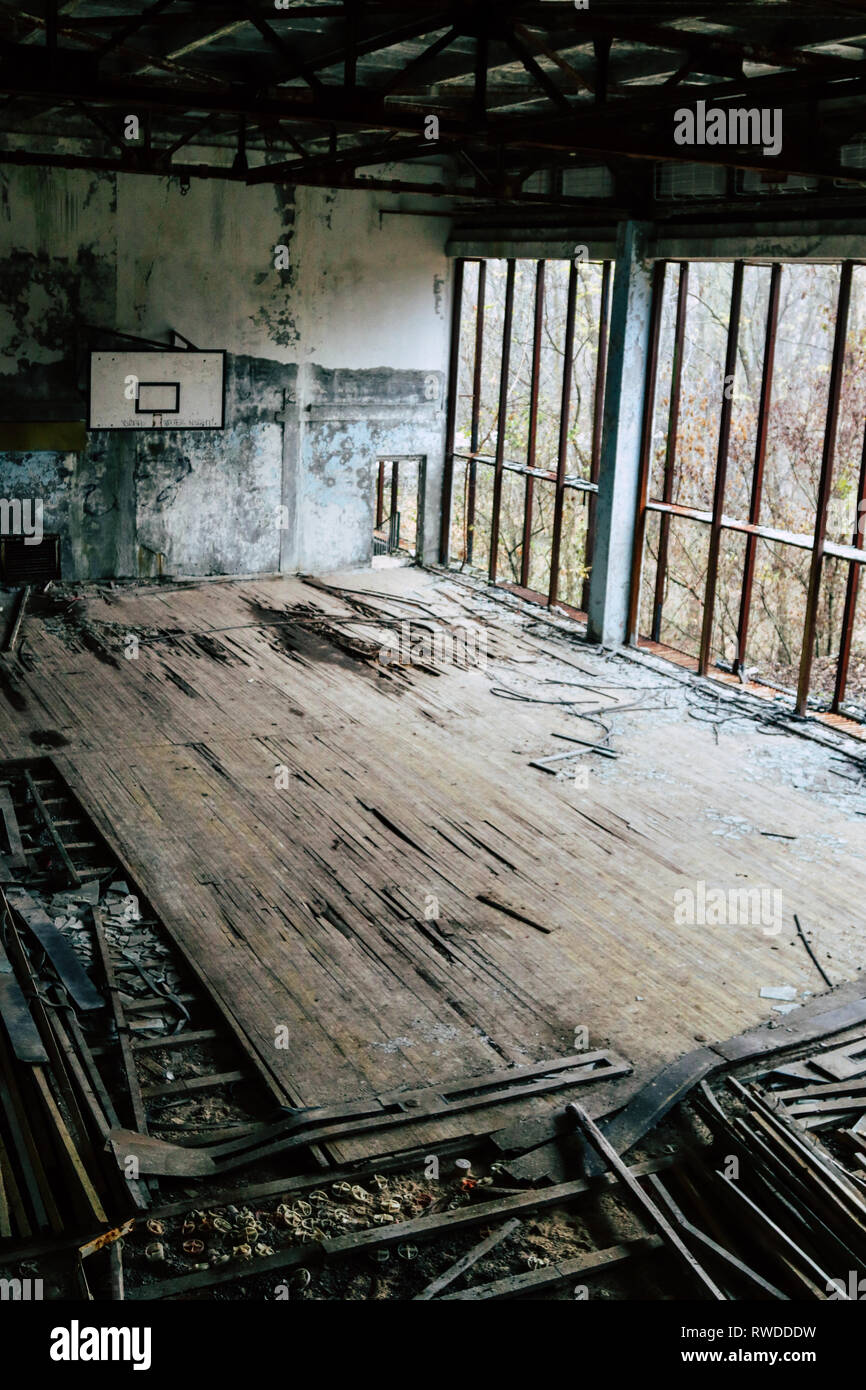Verlassen Basketball Links in rot mit der Zeit innere Sperrzone von Tschernobyl Stockfoto