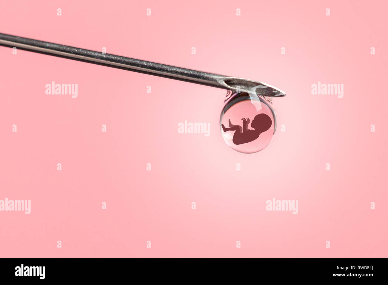 Künstliche Befruchtung. Retortenbaby, IVF. An der Spitze der Nadel der Spritze mit der Silhouette von baby Embryo Stockfoto