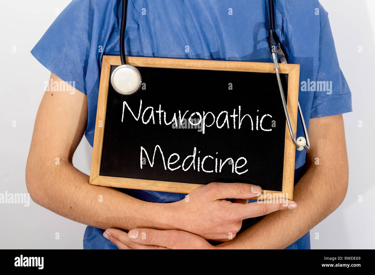 Arzt zeigt Informationen über blackboard: naturheilkundliche Medizin. Medizinisches Konzept. Stockfoto