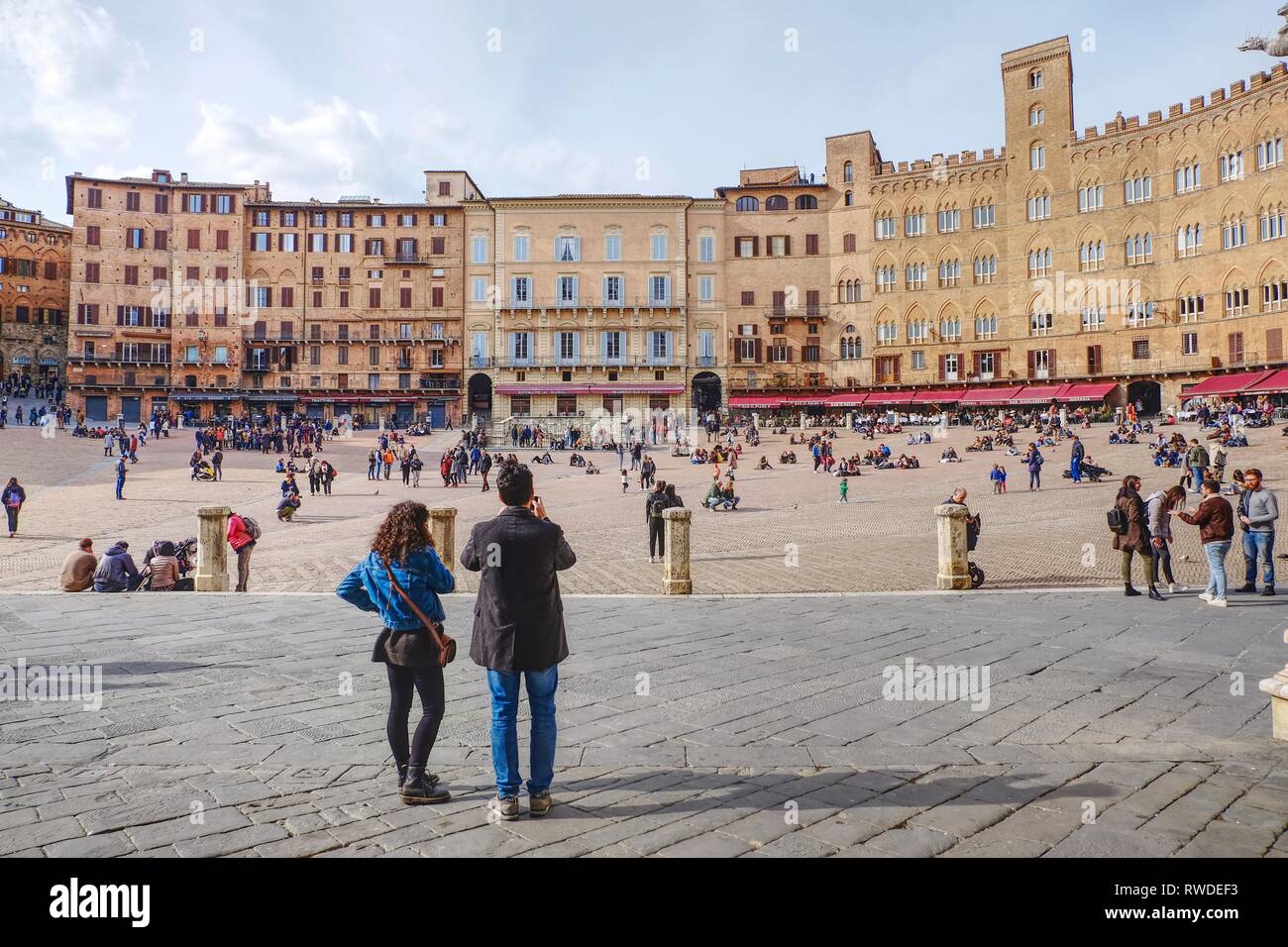 Siena, Italien - 03. März 2019: Piazza del Campo in der toskanischen Stadt, in der Nähe von Florenz in Italien. Der Platz ist berühmt in der ganzen Welt als die berühmten Pali Stockfoto
