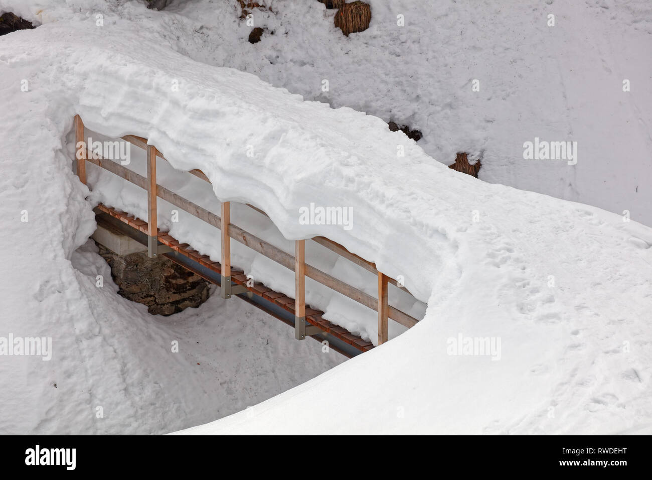 Extreme Schneedecke in Gartniza Tal in der Saison 2018/2019 - Bregenzer Wald, Vorarlberg, Österreich Stockfoto